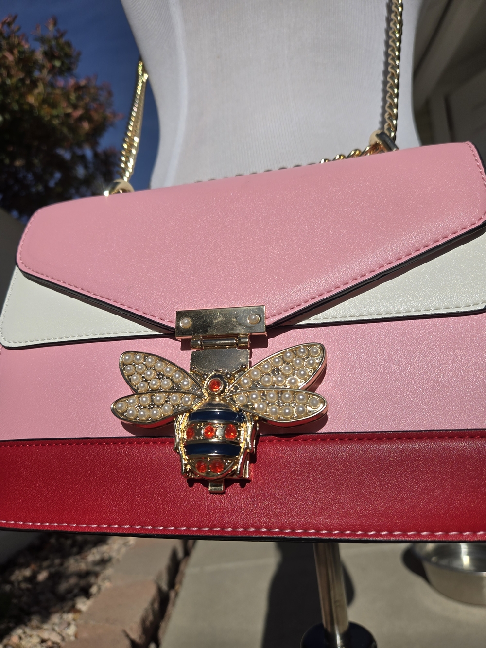 Keri Jeweled Bee Crossbody bag featuring a color-block design and a gold chain - Picture 2 of 10